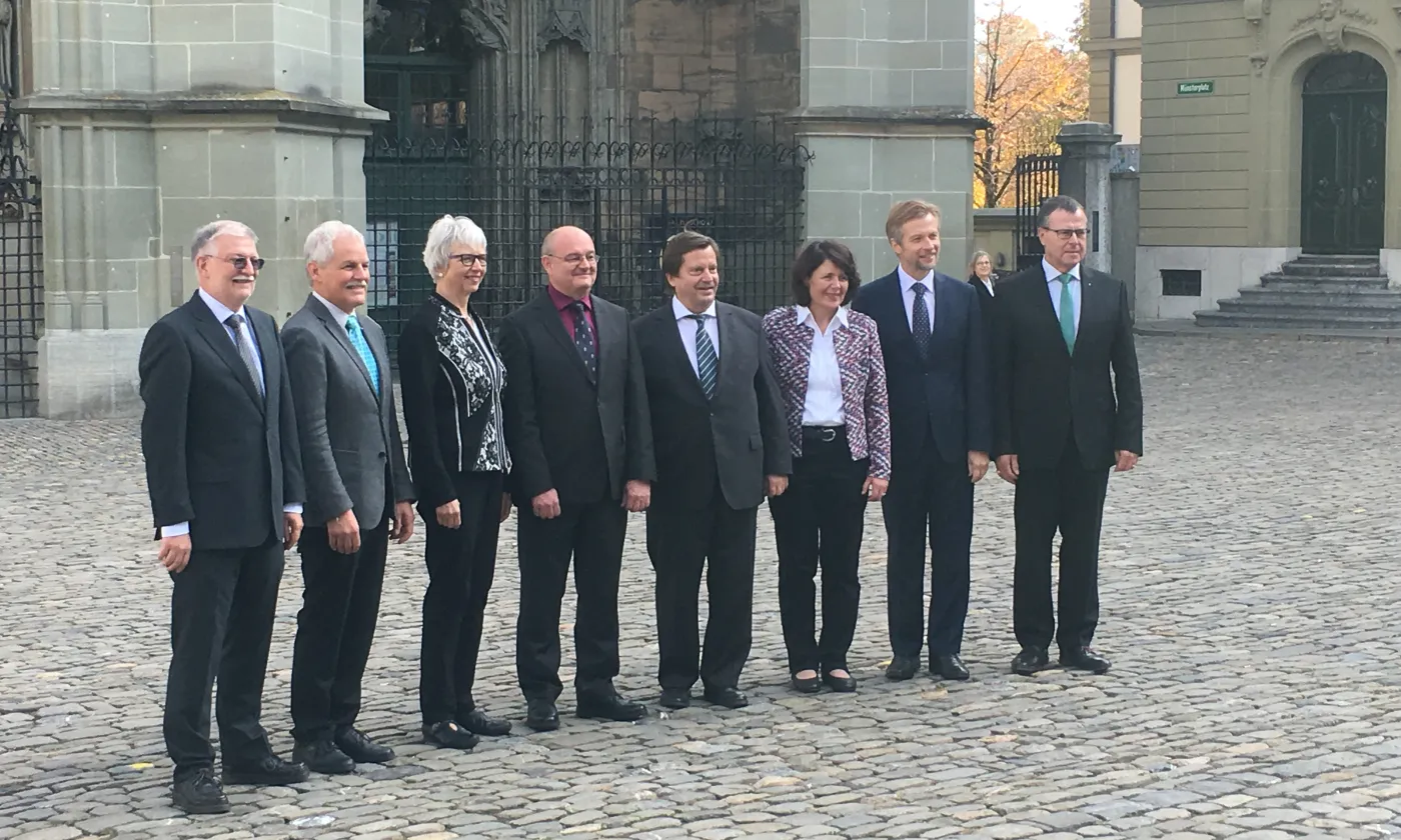 De gauche à droite: Jean-Marc Schmid, président du synode et les conseillers synodaux Ulrich Burkhalter, Claudia Hubacher, Philippe Kneubühler, Andreas Zeller (président), Judith Pörksen Roder, Iwan Schulthess, Roland Stach ©Marie Destraz / Protestinfo