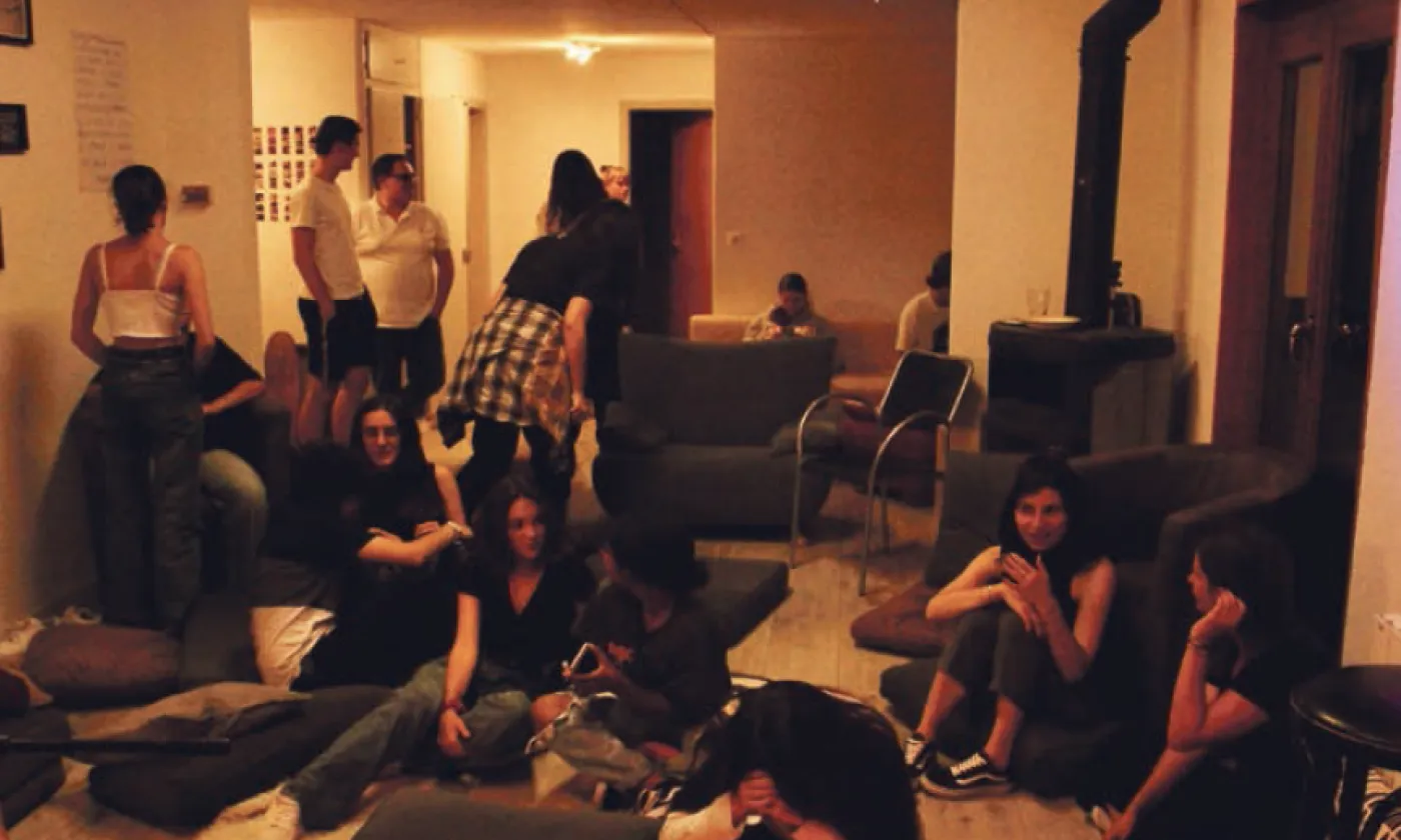 Au cours de l’été, beaucoup de jeunes ont pensé que la pandémie était un mauvais souvenir. Ici, un rassemblement d’un groupe de jeunes vaudois. © Noémie Weber