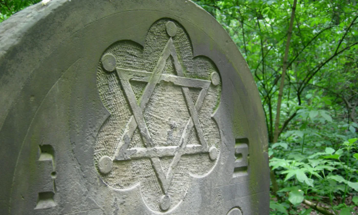 Une étoile de David sur une pierre tombale dans le cimetière juif de Częstochowa, Pologne. ©Jacques Lahitte, CC BY 3.0, Wikimedia Commons