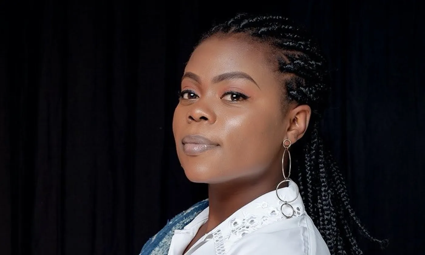 L’auteure, poétesse et slammeuse camerounaise Ernis ©The studio Douala