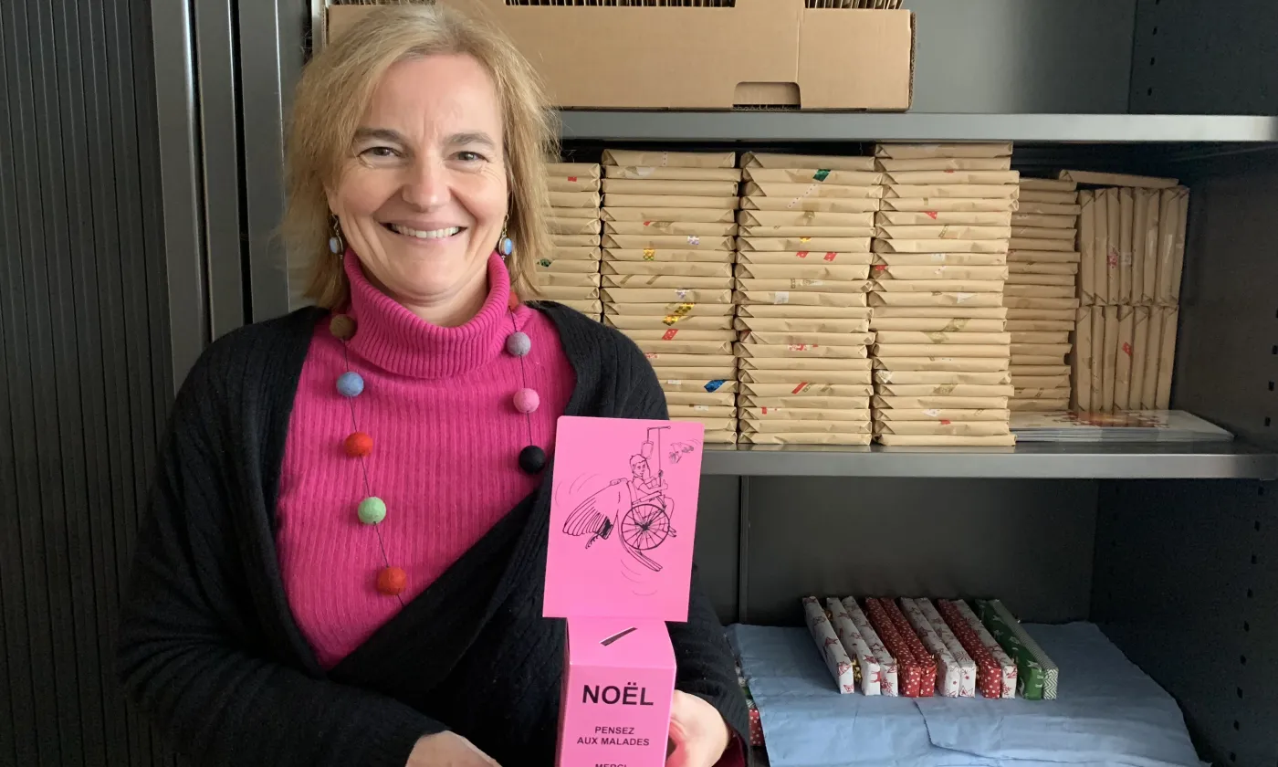 Gabrielle Pillet-Decorvet, aumônière protestante, présente l’une des tirelires de l’action. ©Myriam Bettens