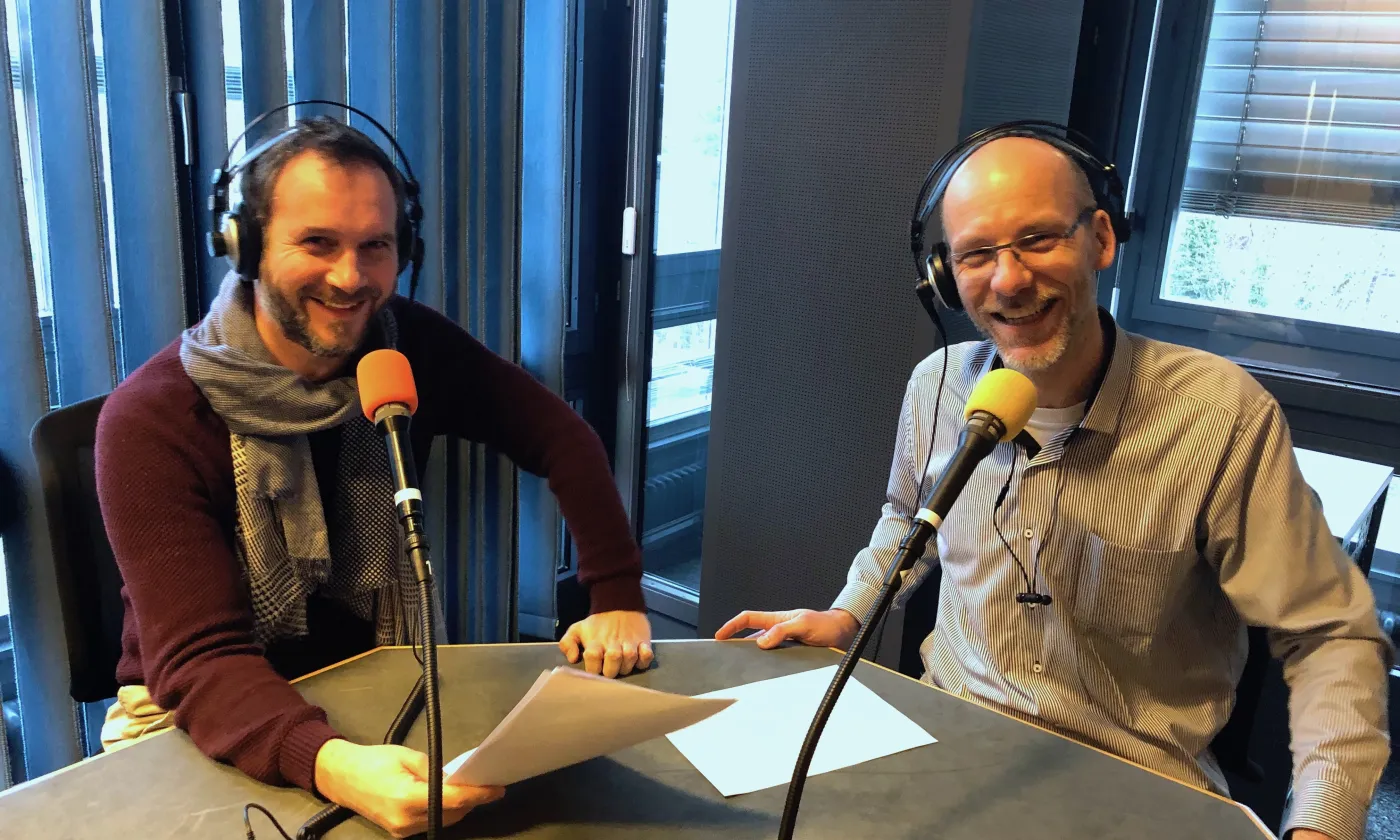 Guillaume Henchoz (à gauche) et Fabien Hunenberger (à droite), producteurs de «Hautes fréquences» ©Sonia Zanou/Médiaspro