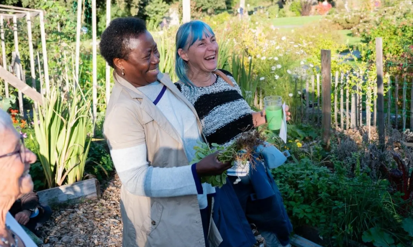 Genève, Catherine Neumann à droite et Virginie Nkaba, en octobre 2021 pendant la récolte des cacahouètes. © EPER / Reto Steffen
