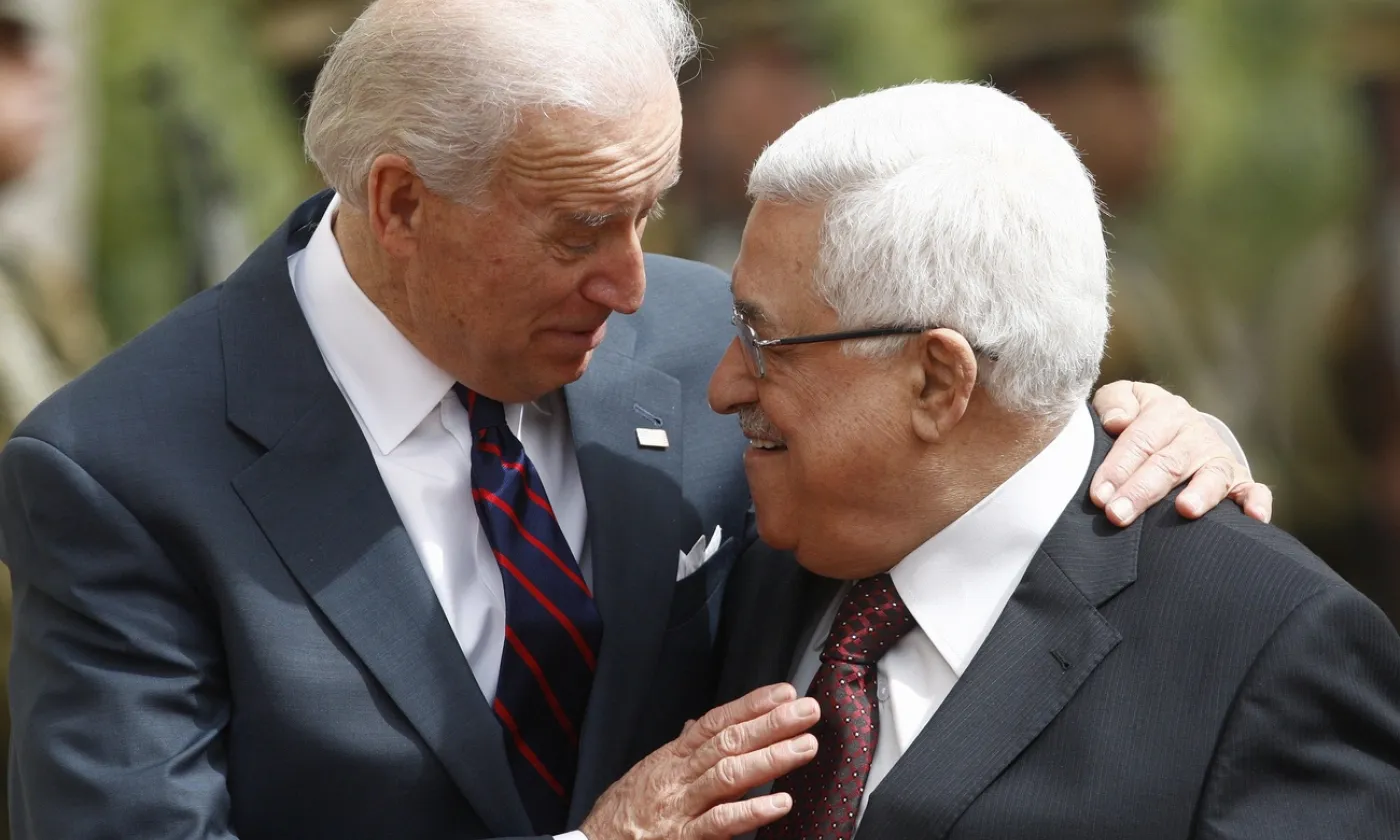 Le vice-président américain Joe Biden (à gauche) accueilli par le président palestinien Mahmoud Abbas au siège de l'Autorité palestinienne dans la ville de Ramallah en Cisjordanie, le 10 mars 2010.  Keystone /Olivier Weiken