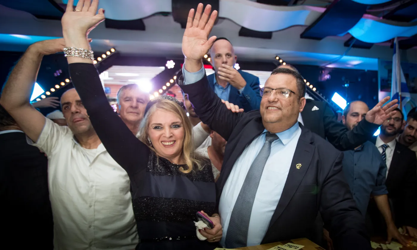 Moshe Leon fête sa victoire entouré de sa femme et de militants ©Yonatan Sindel/Flash90/Keystone