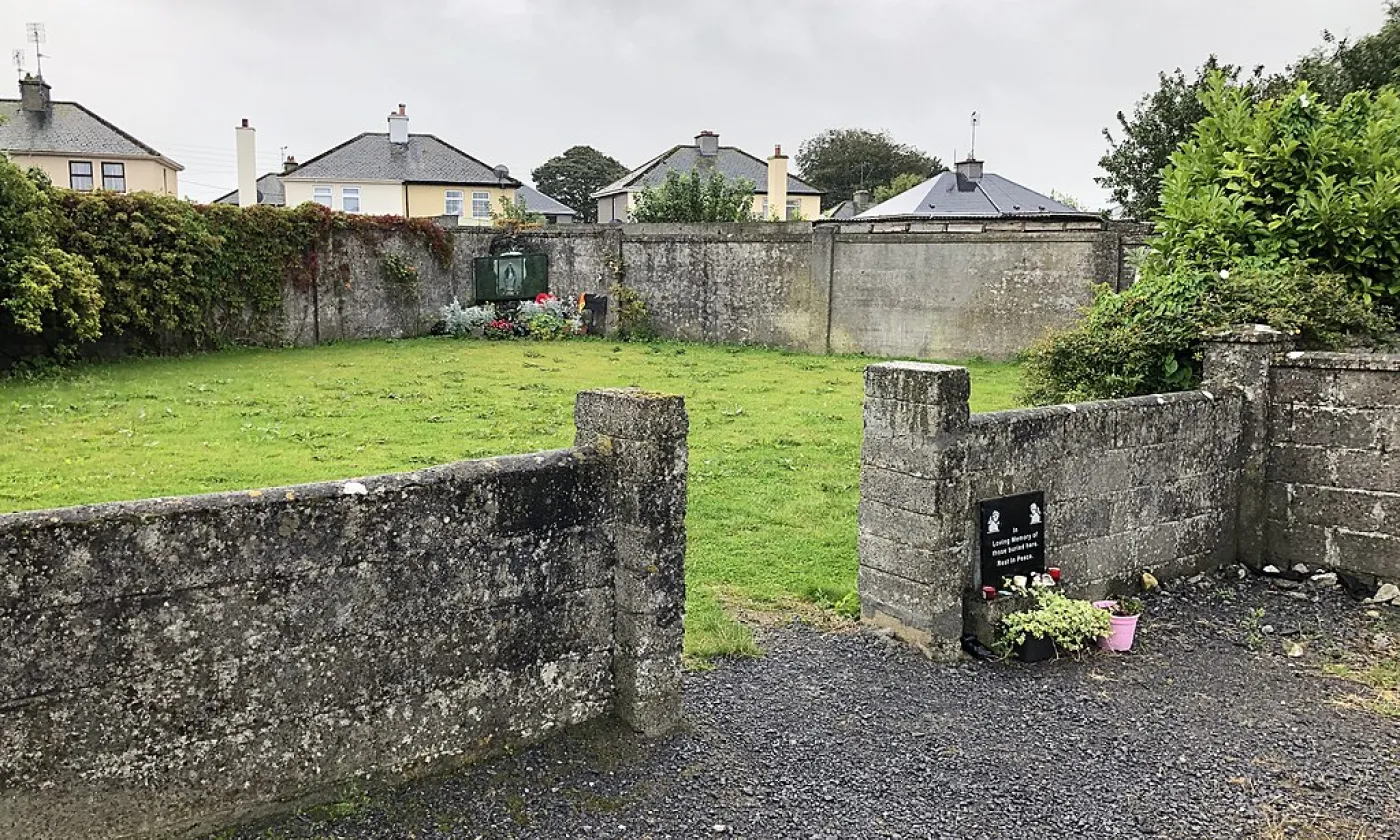 Fosse commune à la maison Bon Secours pour mères et bébés à Tuam, comté de Galway, Irlande ©AugusteBlanqui, CC BY-SA 4.0 via Wikimedia Commons