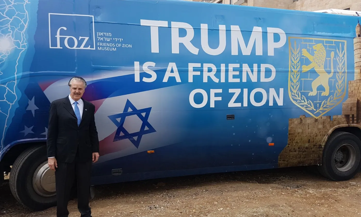 Mike Evans devant le bus «Trump is a Friend of Zion» (Trump est un ami de Sion) Mike Evans ©Aline Jaccottet
