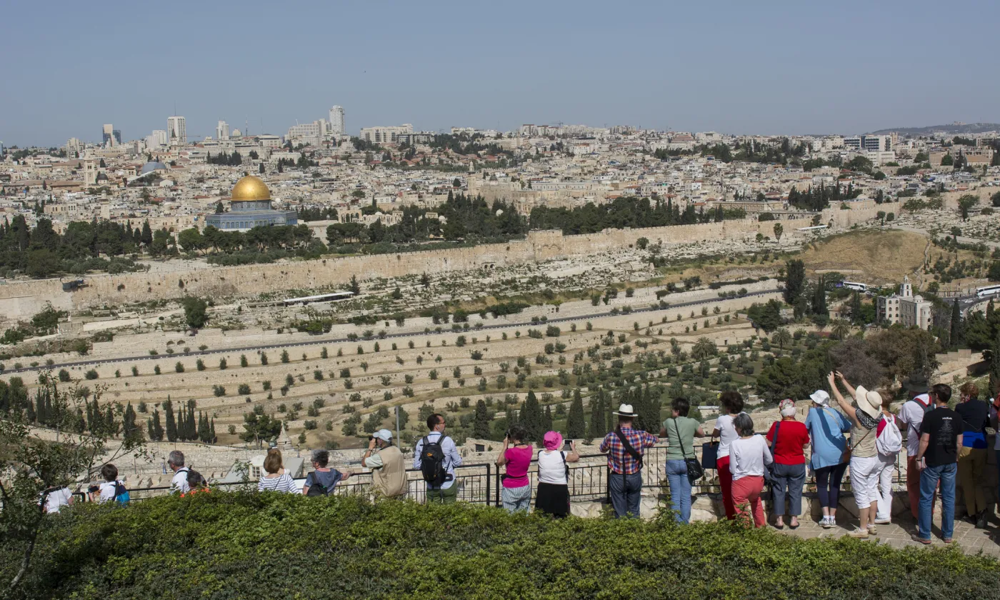 En pèlerinage, des touristes photographies Jérusalem depuis le Mont des Oliviers. IStock