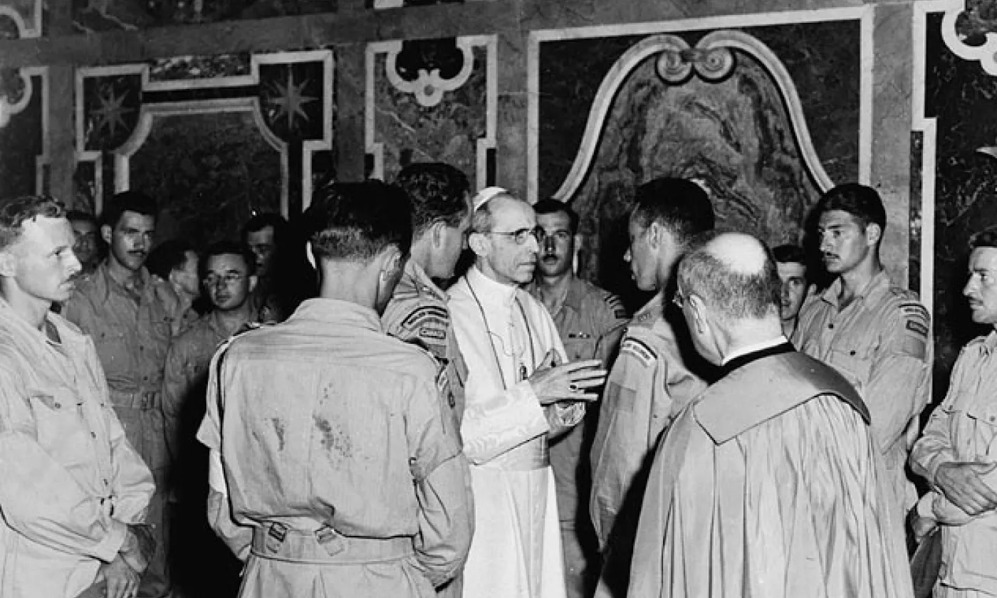 Le pape Pie XII avec des membres de l'armée canadienne qui ont participé à la libération de Rome en 1944 ©Canada. Dept. of National Defence / Public domain