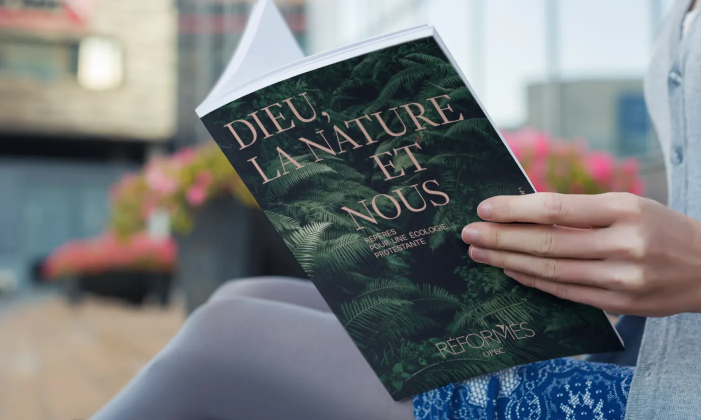 Une lectrice parcourt «Dieu, la nature et nous, Repères pour une écologie protestante» Photomontage (Eh oui, notre mook est en cours de fabrication)
