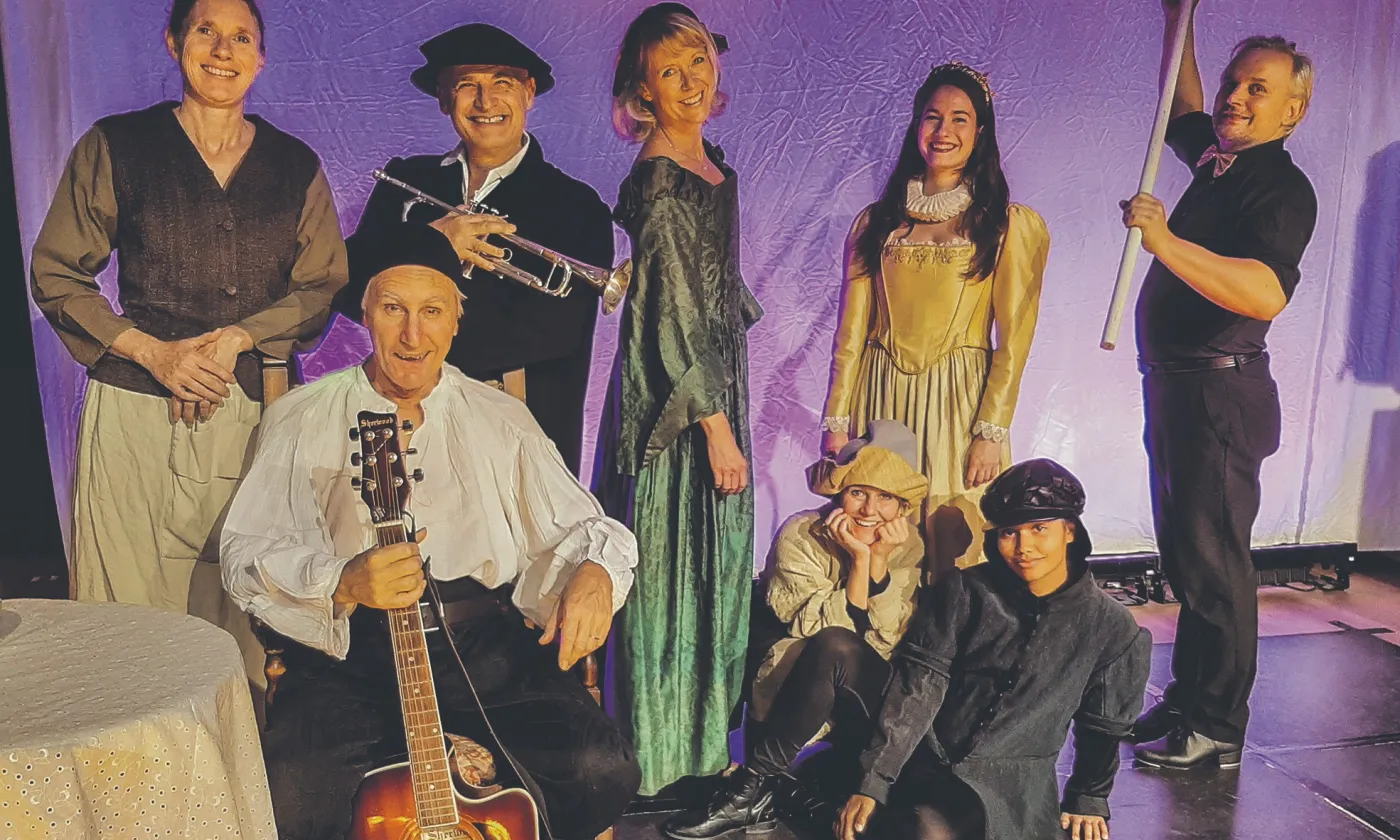 Huit comédien·nes rythment ce spectacle musical haut en couleur. © Compagnie Confiture