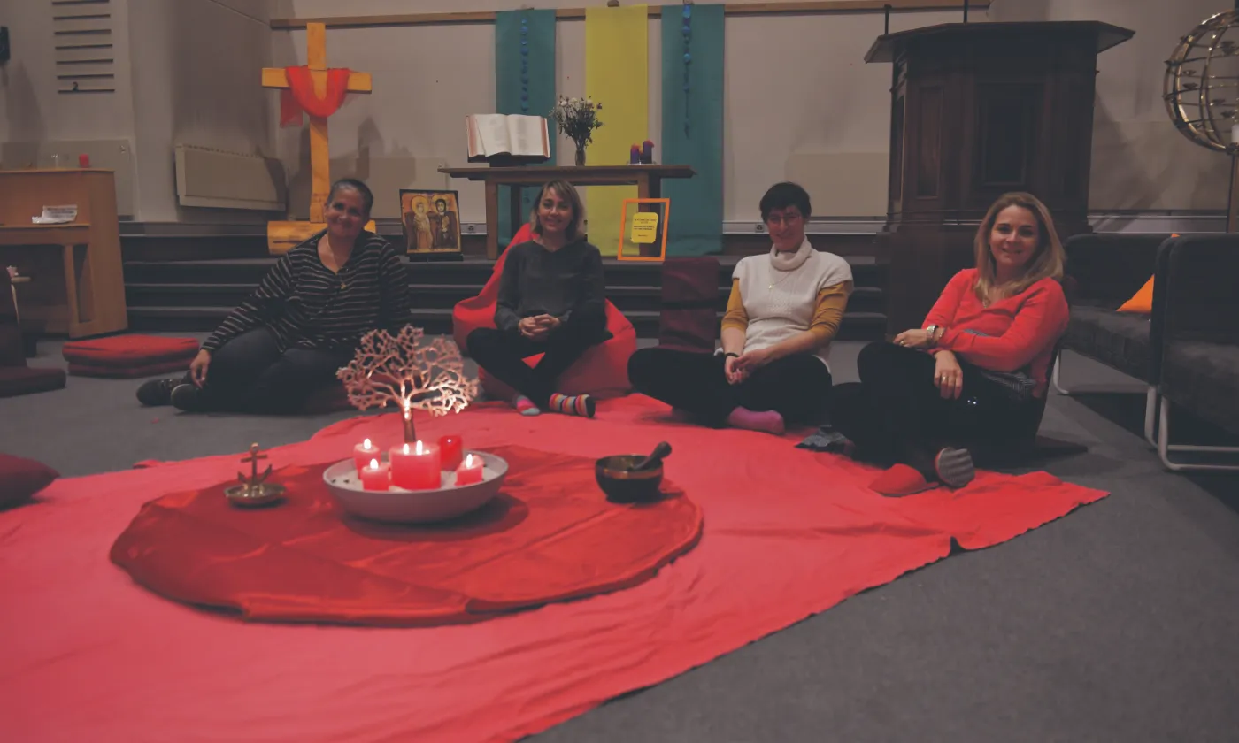 Les Tentes rouges, cercle de parole initié au LAB, à Genève, de manière pionnière © Alain Grosclaude