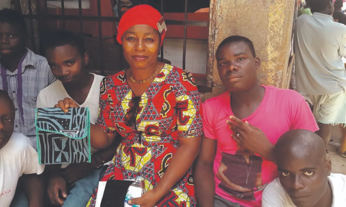 Florence Ngo Hongla en séance de travail avec des mineurs du centre de détention de Yaoundé. ©EMINED