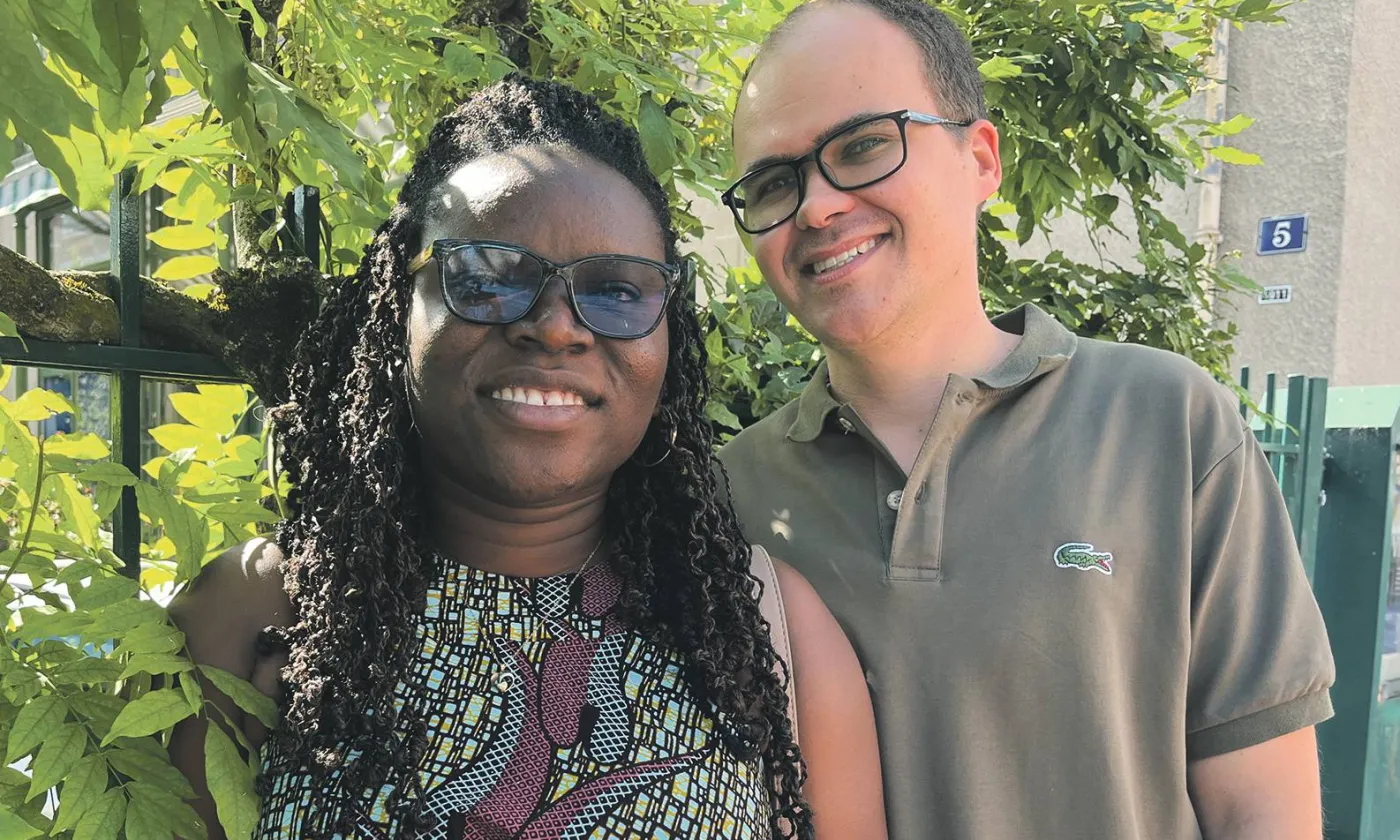 Thibaud Rossel a rencontré Alice Adabra lorsqu’il était envoyé au Togo. Ils vivent en Suisse où Alice poursuit un master en durabilité à l’Unil et Thibaud recherche un emploi dans le domaine de la coopération.  ©DR