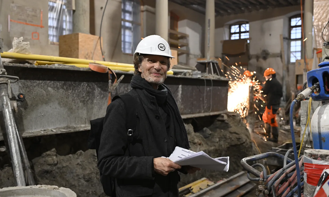 Christian Foehr explique qu’il a fallu augmenter le nombre de micropieux pour compenser la qualité médiocre du sol. ©Alain Grosclaude