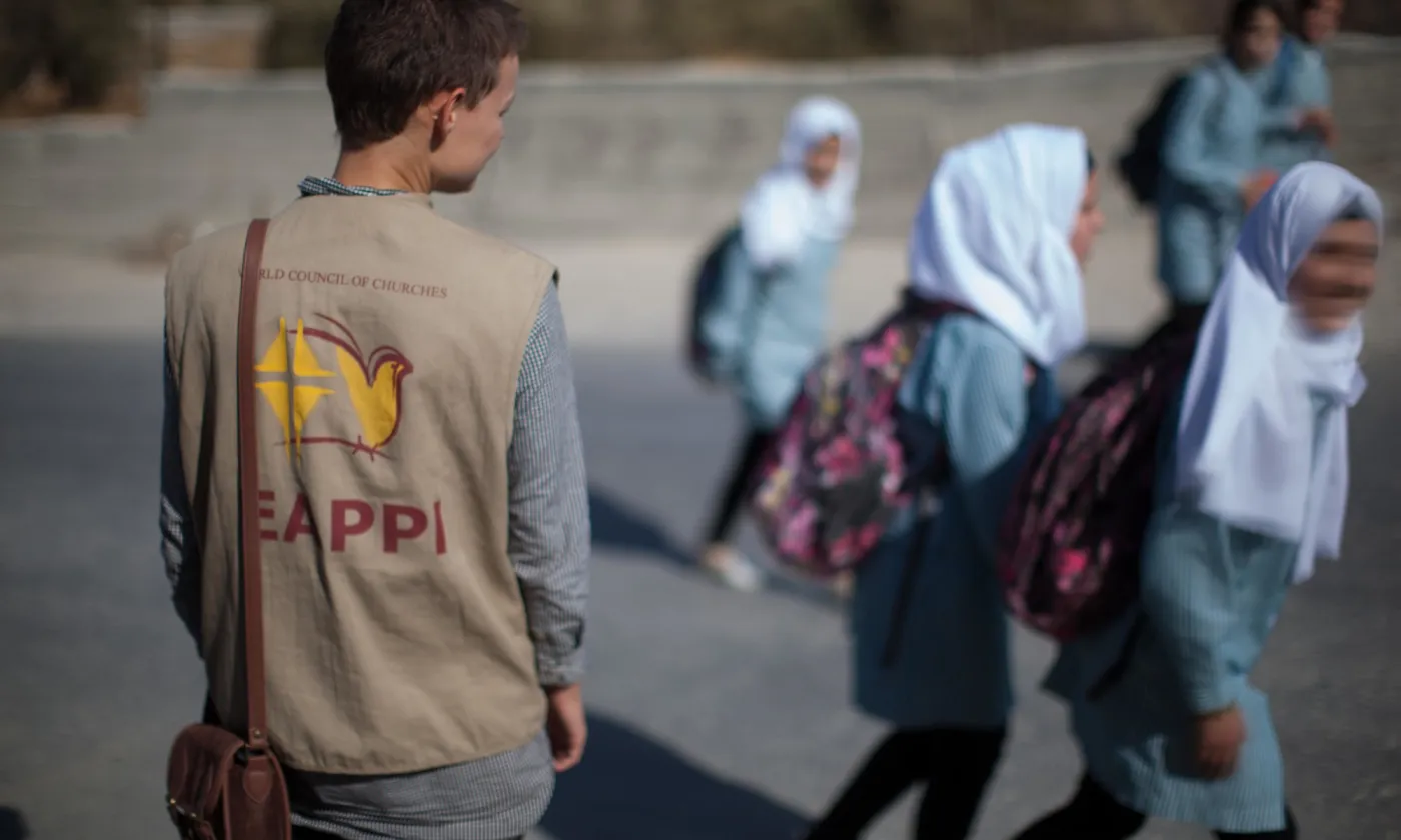 On reconnaît les volontaires d'EAPPI à leur gilet brun clair sur lequel est dessiné une colombe. ©Sean Hawkey/COE