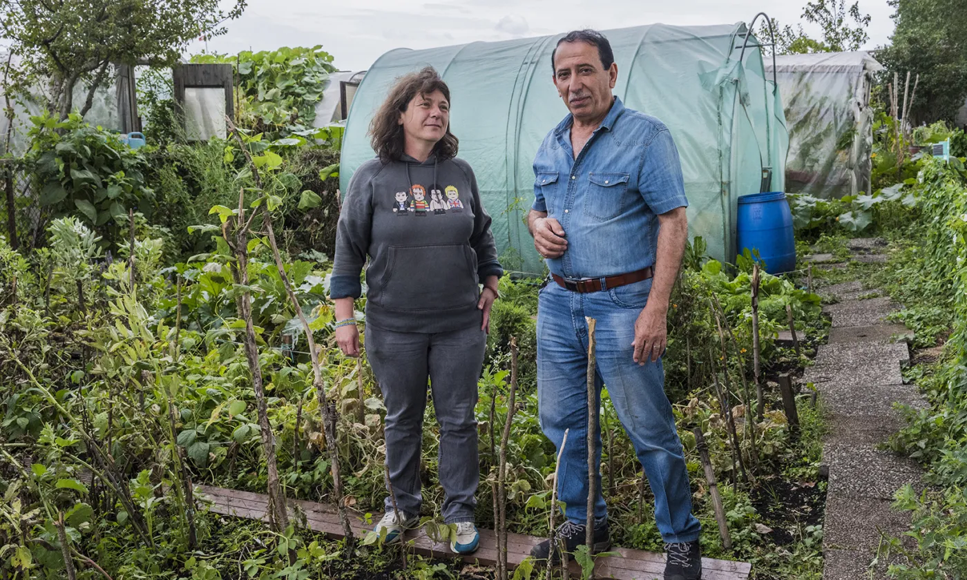 Daisy et Jamal ont cultivé ensemble un jardin durant toute l'année 2018. Au total, 200 personnes ont été impliquées dans ce projet dont une centaine de personnes migrantes. © UNHCR / Mark Henley