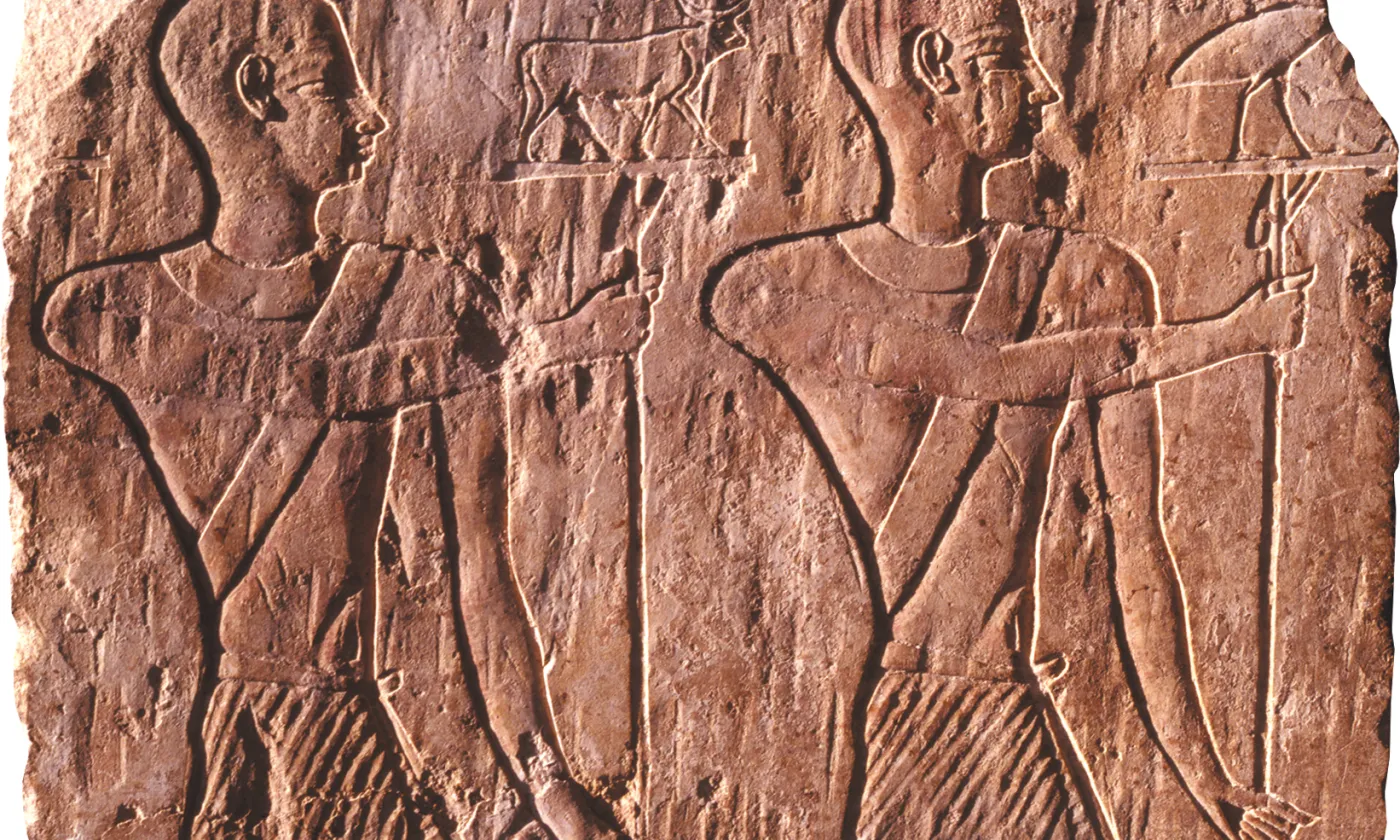 Stèle égyptienne : deux prêtres portent des pavois représentant le taureau Apis et l’ibis symbolisant le dieu Thot. Relief en calcaire, Egypte, Basse Epoque ou époque gréco-romaine, 664 av. J.-C. – 395 apr. J.-C ©musée Bible+Orient