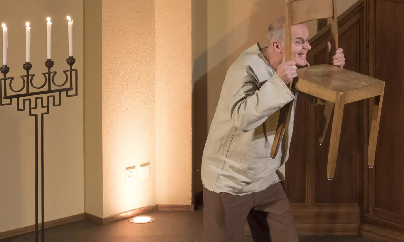 Christian Vez, dans la pièce Reste avec nous! ©Mona Joseph