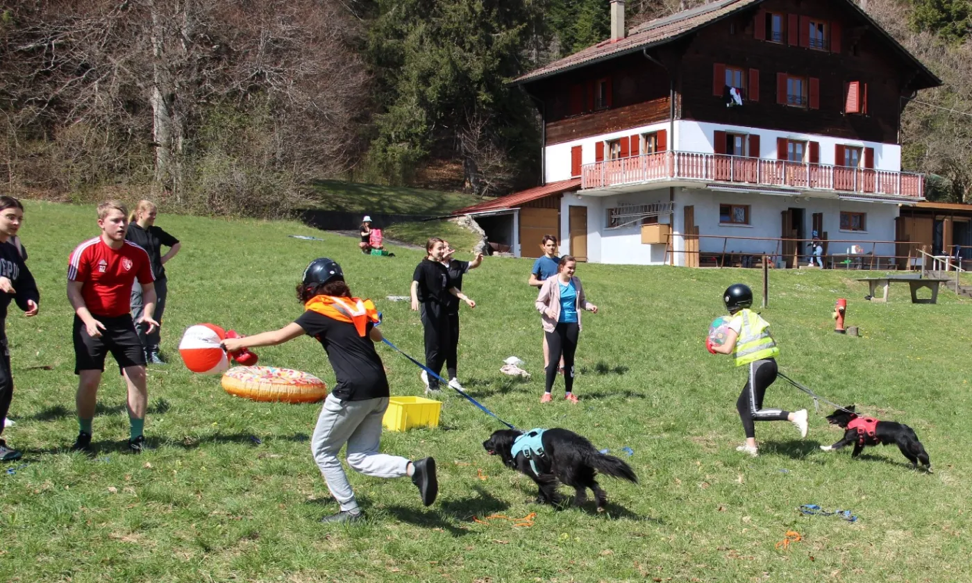 Course agile sous la supervision de la propriétaire des chiens. Camp de printemps à Saint-George sur le thème «Aller jusqu’au bout de soi-même avec le Seigneur des anneaux». © Christophe Peter