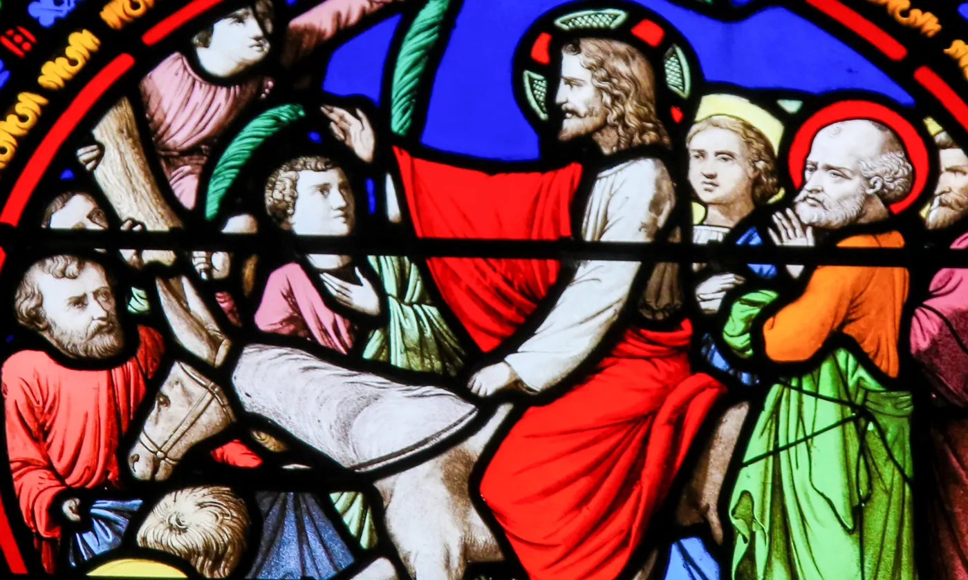 Vitrail de l’entrée de Jésus de Nazareth, juché sur un âne, dans la ville de Jérusalem.  ©Adobestock