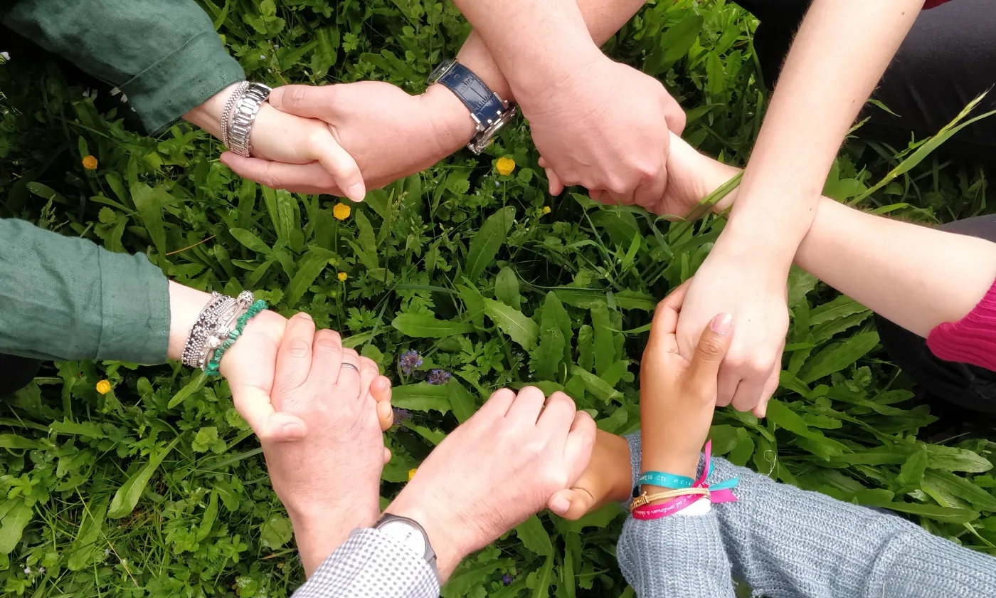 Force de la cohésion. Mais à quels ministres appartiennent ces mains?! Réponse dans la prochaine une régionale!  © Véronique Monnard