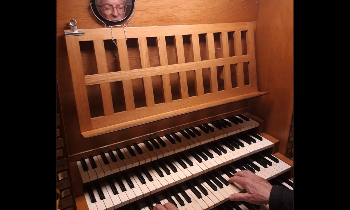 La rencontre entre Michel Jordan et l’orgue de l’abbatiale remonte à plus de 50 ans © Numa Francillon