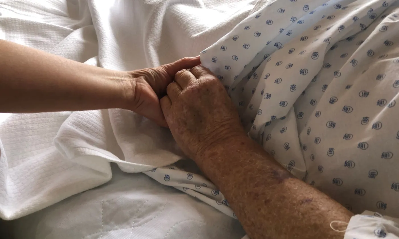 Etre à côté de la personne dans une qualité de présence: un vrai réconfort. ©Thérèse Aubert