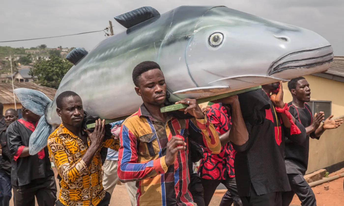 Procession funèbre Ga, au Ghana. Les hommes portent le cercueil jusqu'au cimetière. 