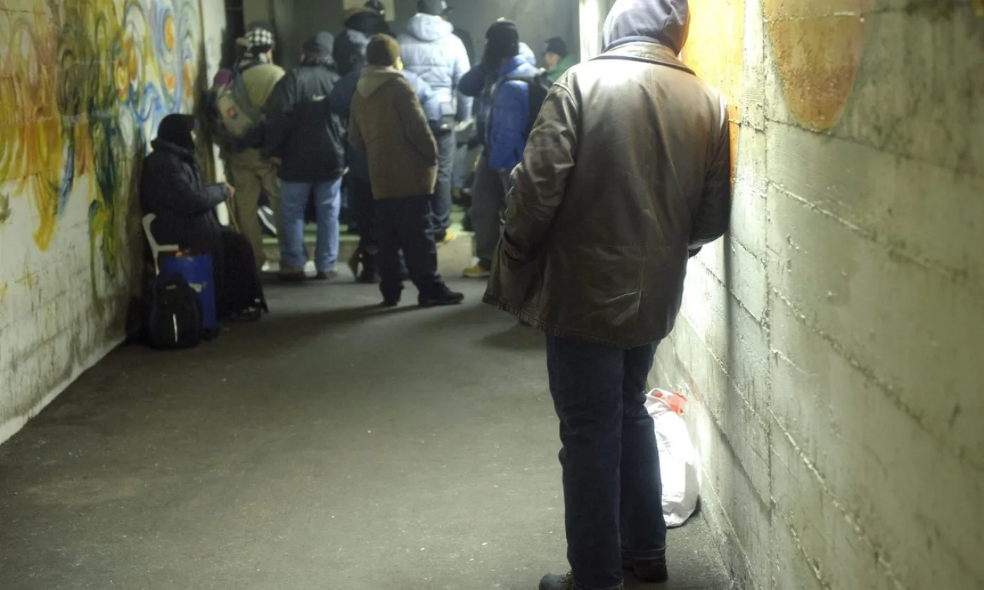 Des SDF attendent l'ouverture du centre d'urgence hivernal dans un abri de la PC à la Vallée de la jeunesse à Lausanne. KEYSTONE/Laurent Gillieron