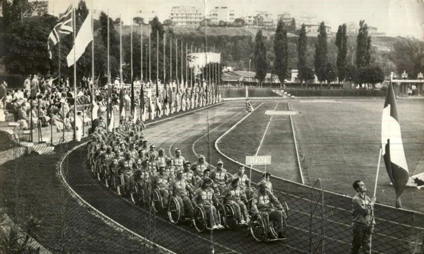 L'équipe italienne à la cérémonie d'ouverture des premiers Jeux paralympiques de Rome en 1960 ©Public domain, via Wikimedia Commons