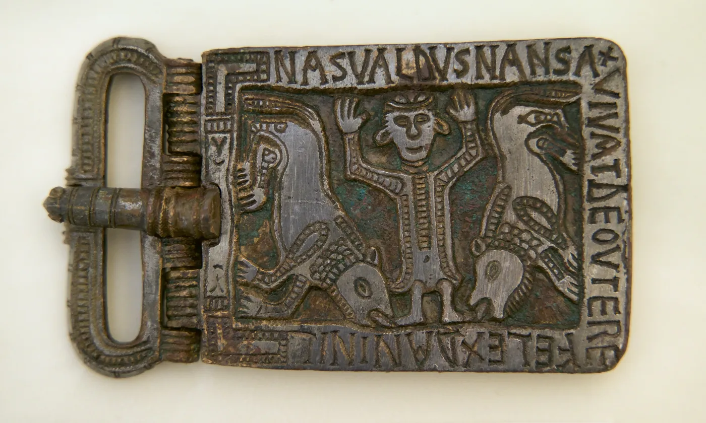 Plaque-boucle représentant David dans la fosse aux lions. © Max Idje