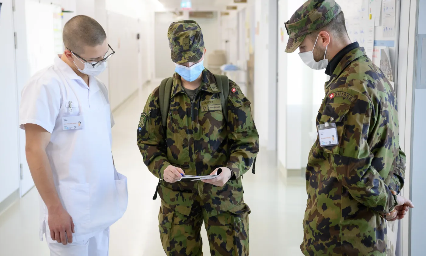 17 novembre 2020, des militaires de l'armée suisse appelés en renfort aux HUG de Genève. Keystone / Laurent Gilliéron