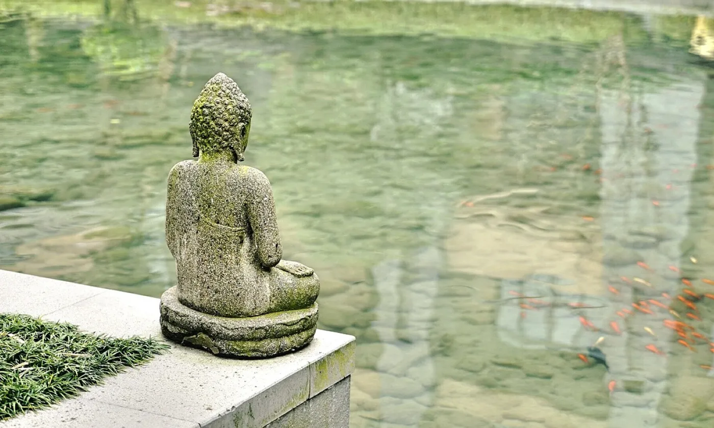 Une statue de Bouddha au bord d’un bassin zen CC0 Silentpilot / Pixabay