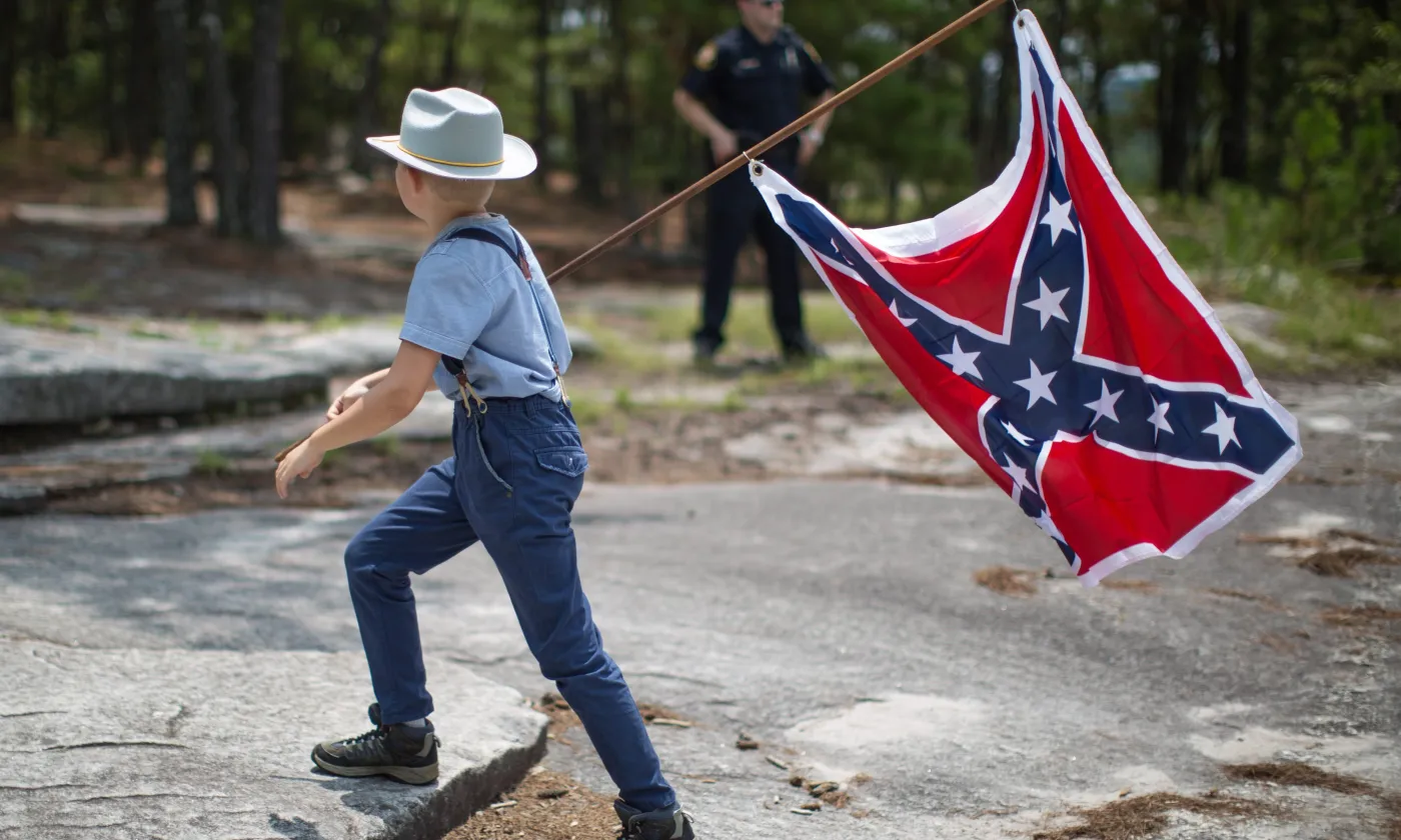 Arborer ce drapeau, aujourd’hui, revient à lancer un message codé, à la fois menaçant pour les Noirs américains et signe de ralliement pour «l’Amérique blanche». Keystone