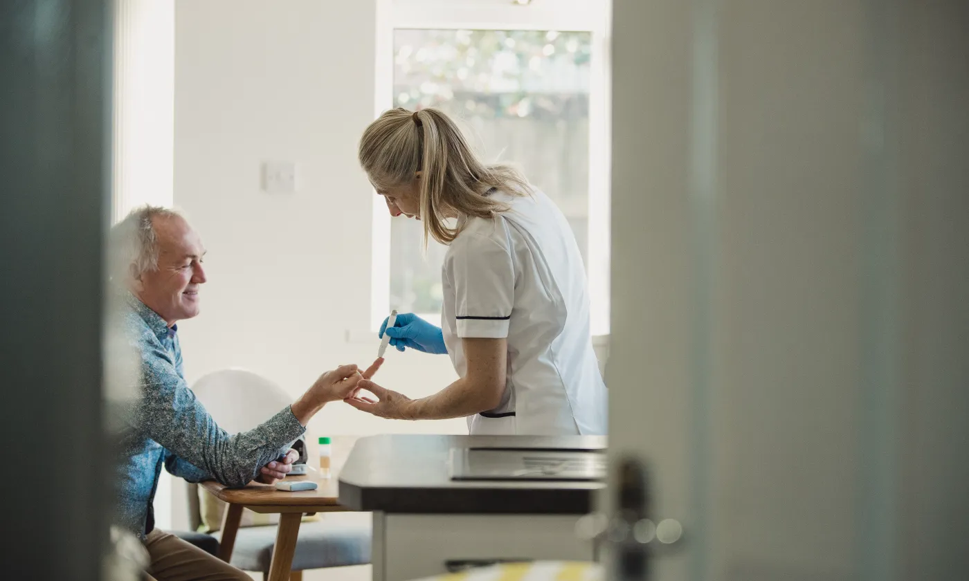 En Suisse, la majorité des personnes de 90 ans vivent à domicile, la moitié d’entre elles sans aide des soins à domicile. © iStock/ DGLimages