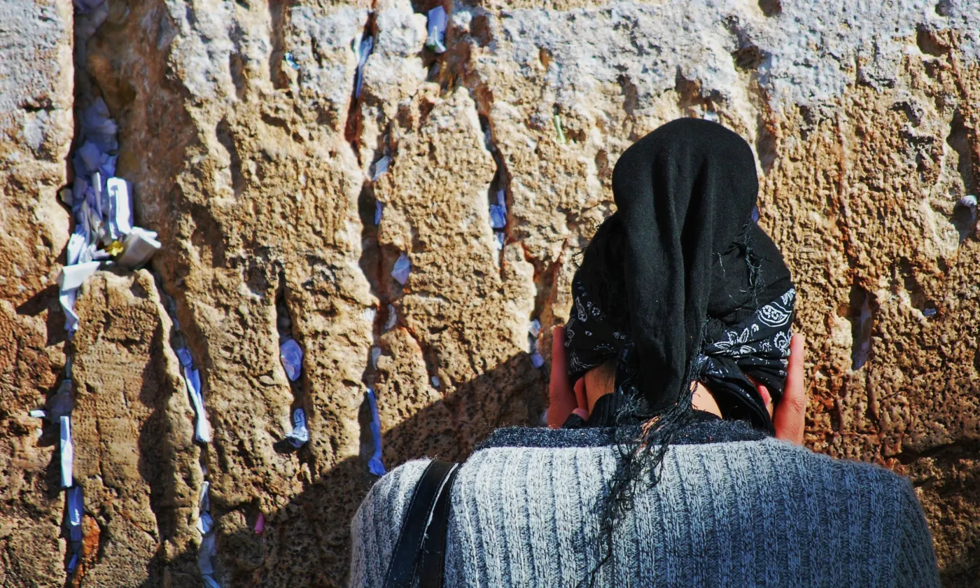 Une femme prie devant le Mur des Lamentations. Image d’illustration. ©nicolay_bastos / iStock