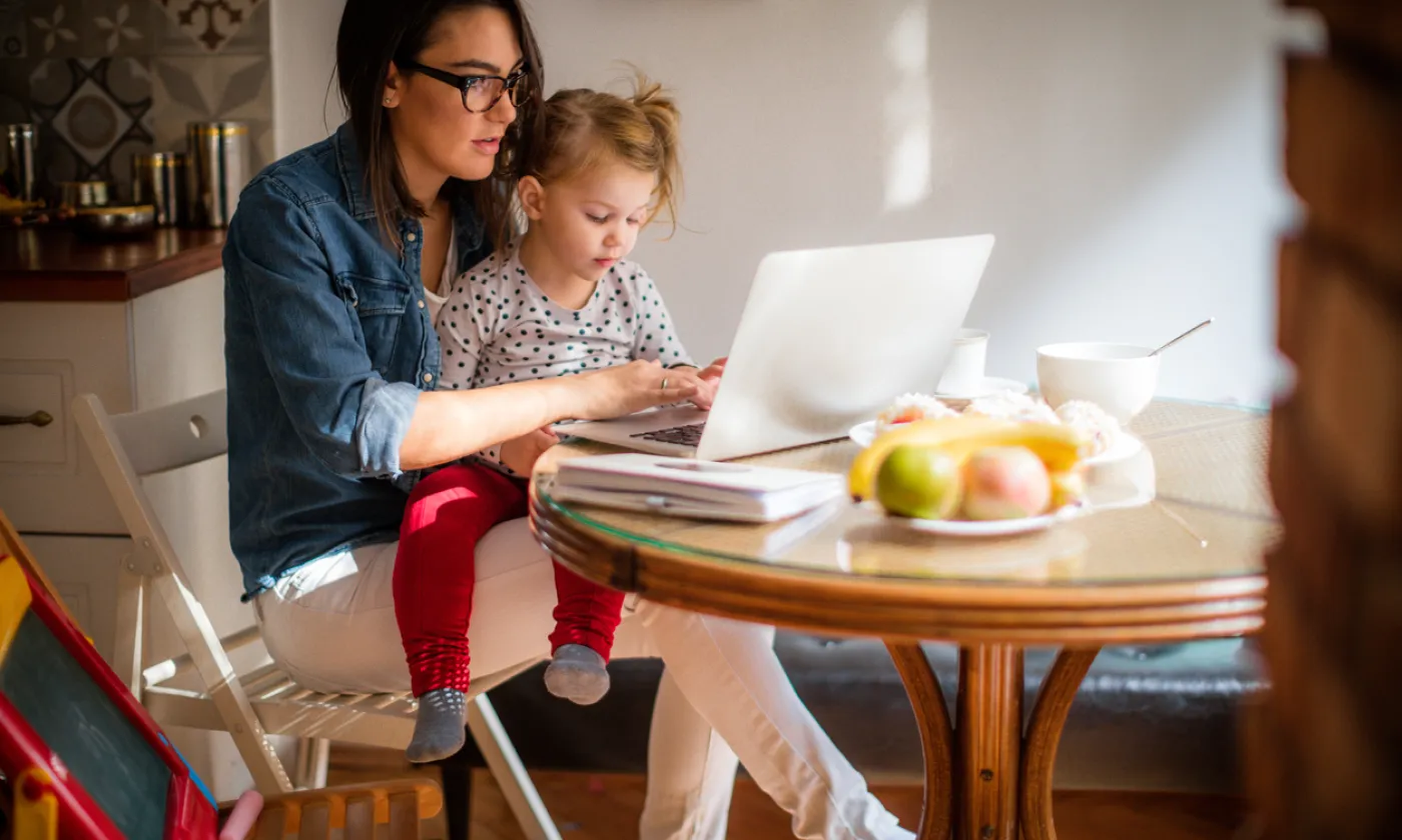 En période de confinement, nombre de familles doivent télétravailler et prendre soin de leur progéniture. Source: istock / AleksandarNakic