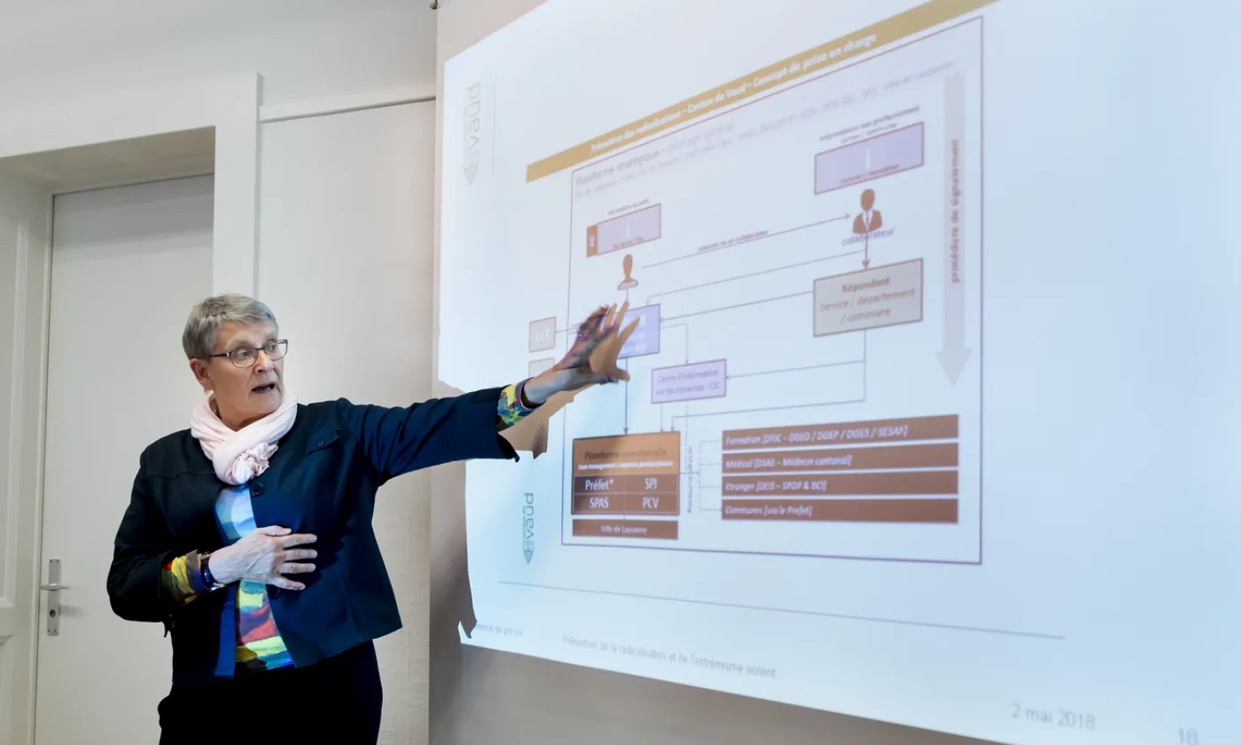 Beatrice Métraux présente le dispositif vaudois de prévention de la radicalisation à la presse. ©KEYSTONE/Jean-Christophe Bott