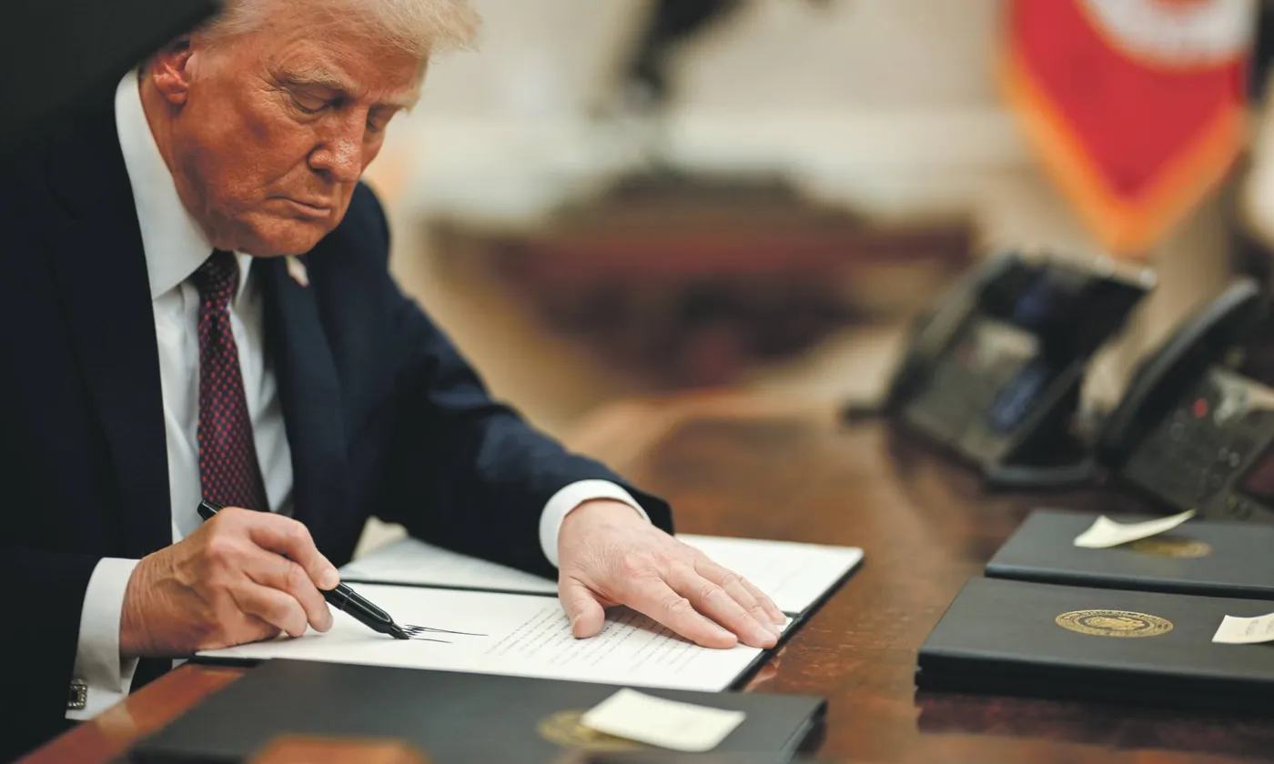 Donald Trump signe un décret officialisant le retrait des Etats-Unis de l’Organisation mondiale de la santé, le 20 janvier 2025, à la Maison-Blanche. © 2025 / The Trump White House