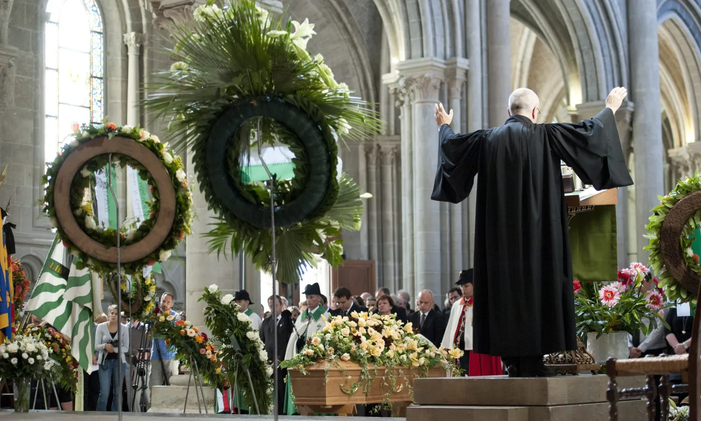 Alors qu’une pénurie de pasteurs menace sérieusement et à court terme les Eglises réformées, la question du recours à des diplômés de la HET-pro se fait de plus en plus pressante.  Keystone
