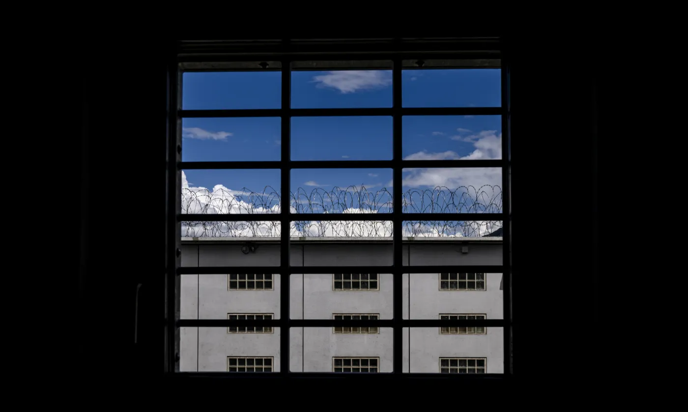 Une fenetre donne sur l'exterieur lors d'une visite de presse du centre de detention administrative et de l'extension de la prison de Sion le mercredi 22 mai 2024 a Sion. Keystone/Jean-Christophe Bott