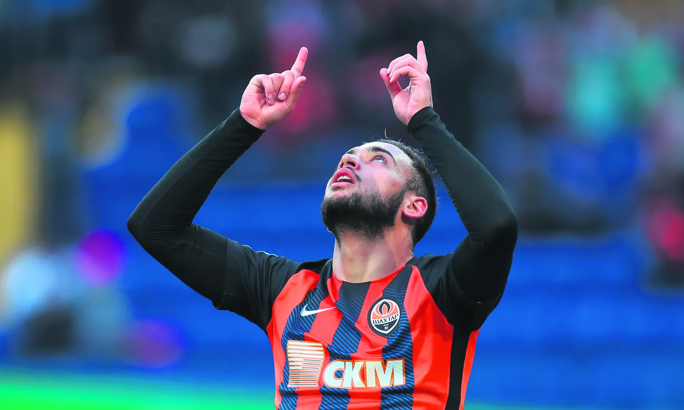 Le regard du Brésilien Maycon se tourne vers le ciel après avoir marqué un but en première ligue ukrainienne en avril 2019. © Shutterstock