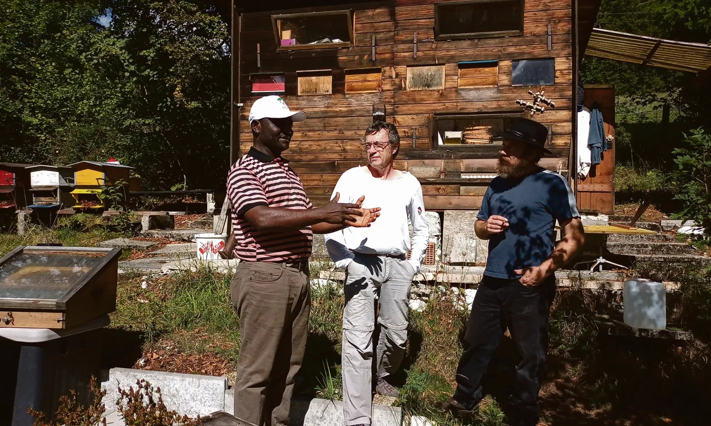 Lors de son séjour en Suisse, Alphonse Azebaze a pu échanger des techniques agricoles avec des experts locaux et découvrir que les enjeux climatiques étaient identiques.  © DM