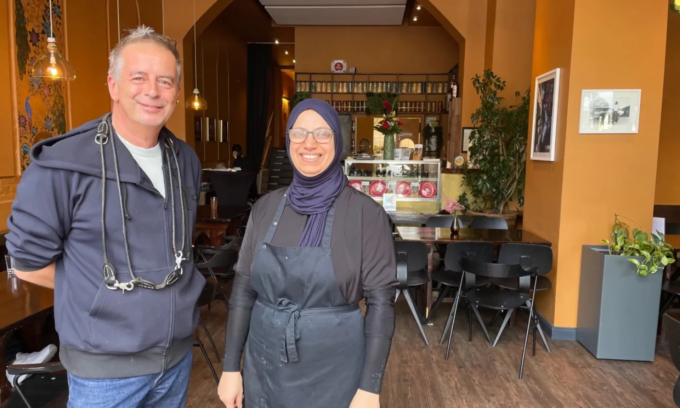 Andreas Tölke et Layali Jafaar, les deux «boss» du restaurant Kreuzberger Himmel, à Berlin ©Carole Pirker/RTSreligion