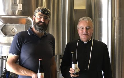 Maître-brasseur Benjamin Levaux et chanoine Olivier Roduit / ©Gabrielle Desarzens/RTSreligion