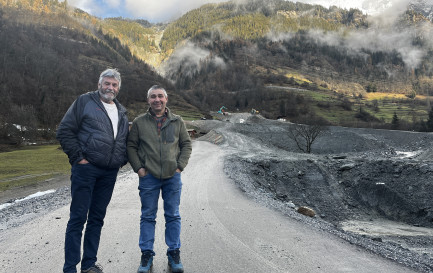 Jean-Louis Bruchez et Marc Maret sur le lieu d’une coulée de lave torrentielle, route de Mauvoisin / ©CA
