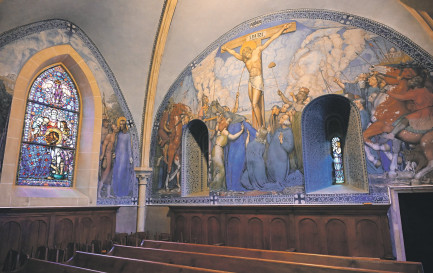 Les décors actuels, notamment la fresque du Christ qui occupe l’entier du chœur, sont l’œuvre de Philippe Robert. / © Alain Grosclaude