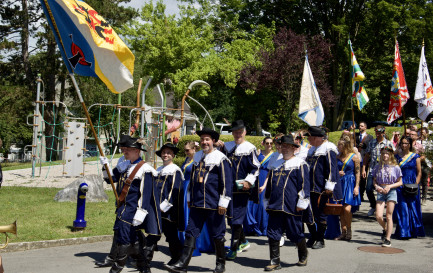 Les sociétés défilent aux couleurs de l’Abbaye. / ©Patrizia Ponti