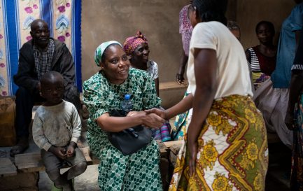 Sœur Nathalie Kangaji fournit une assistance juridique aux victimes des mines à Kolwezi en RDC. / Sœur Nathalie Kangaji fournit une assistance juridique aux victimes des mines à Kolwezi en RDC.